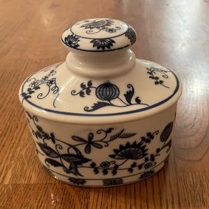 Vienna Woods Fine China Bowl with Lid Blue Floral Pattern “Blue Onion”